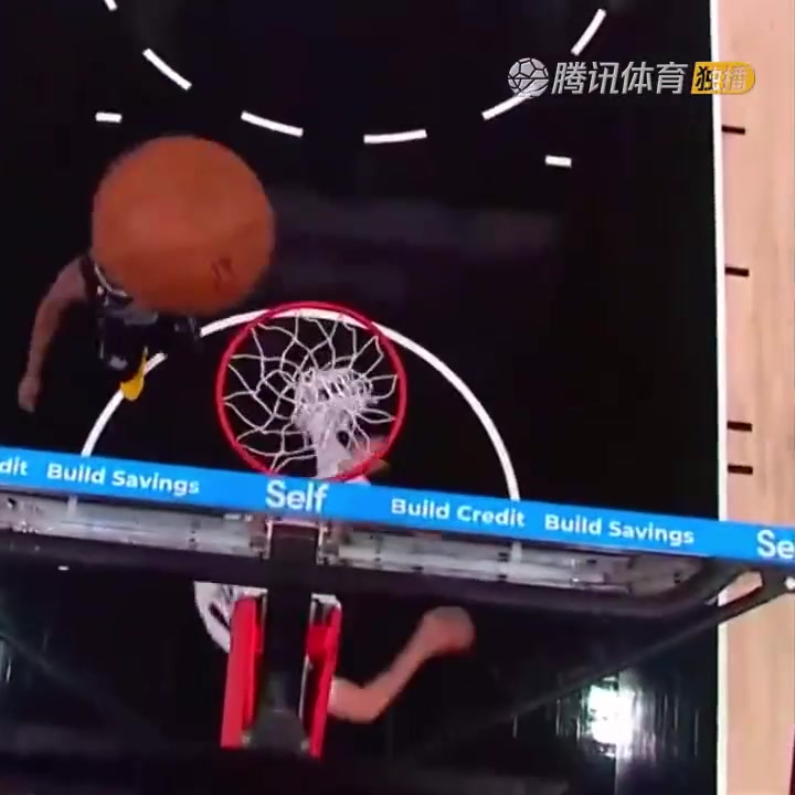 罕見(jiàn)一幕！努爾基奇拋投 球神奇停在籃板上沿 看呆凱爾登！（努爾基奇集錦）