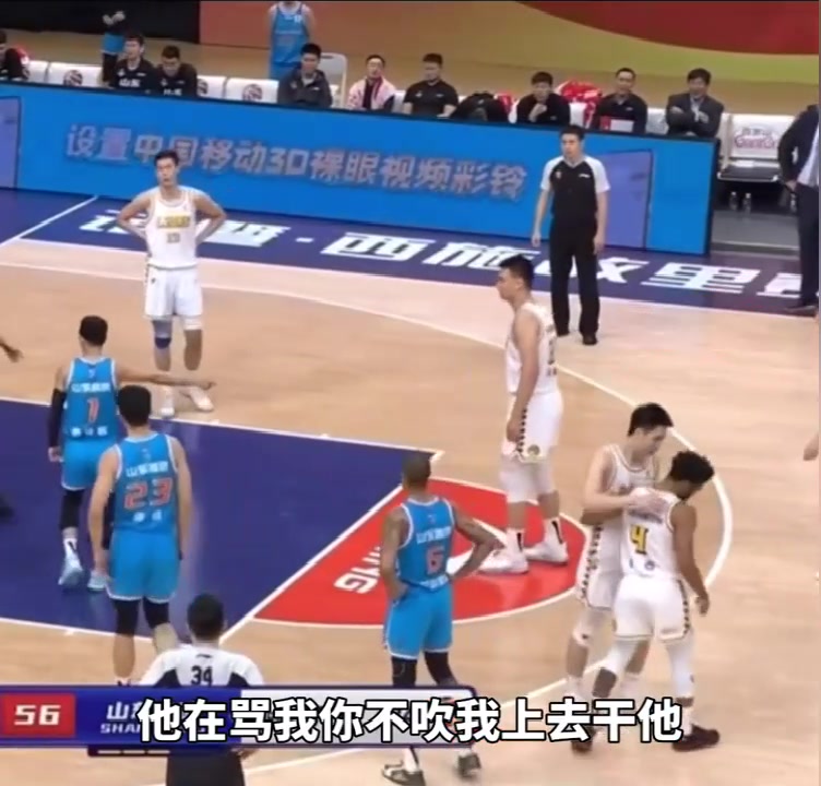 被庫(kù)克罵毛了？高詩(shī)巖對(duì)裁判說(shuō)：他再罵我你不吹，我就上去干他！（高詩(shī)巖對(duì)新疆）
